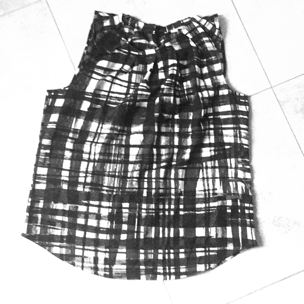 Medium black and white top